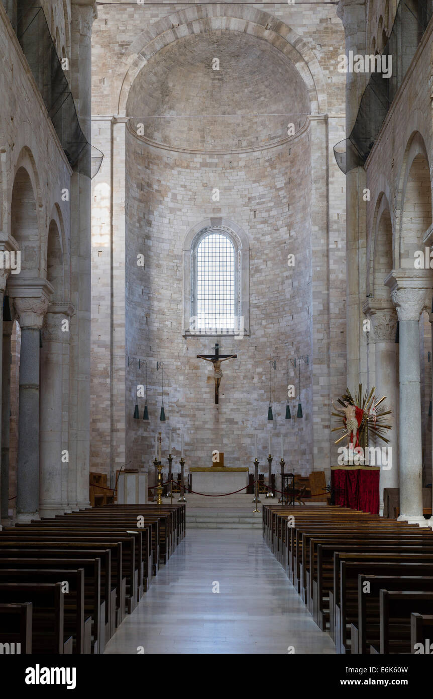 Nef de l'église supérieure avec transept et l'abside, de style roman, la cathédrale de l'église normande par la mer, la Cathédrale de Trani, Banque D'Images