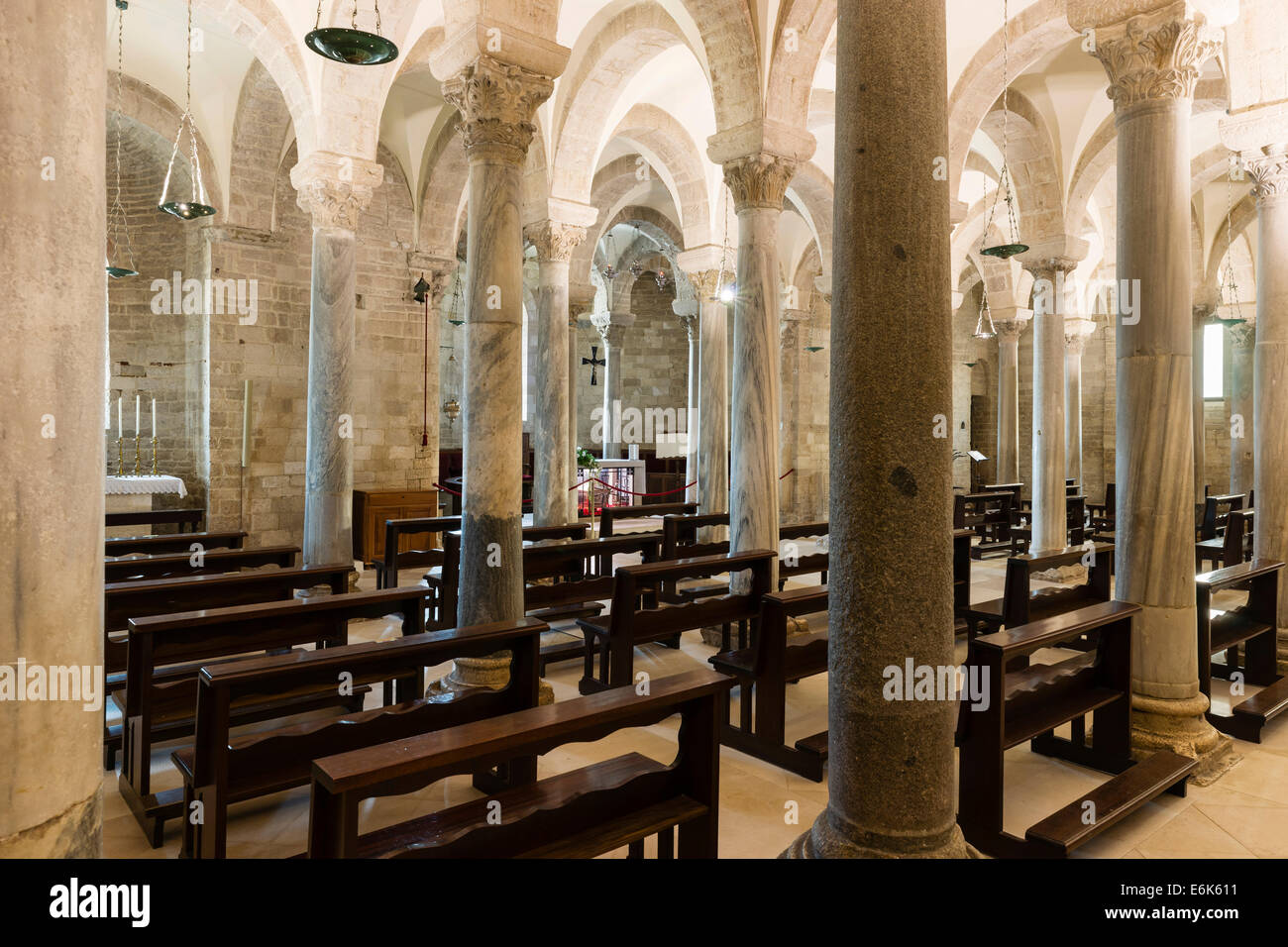 Crypte Hall, lieu de culte d'argent contenant les reliques de Saint Nicolas le pèlerin, homonyme de l'époque romane de la Cathédrale de Trani ou Banque D'Images