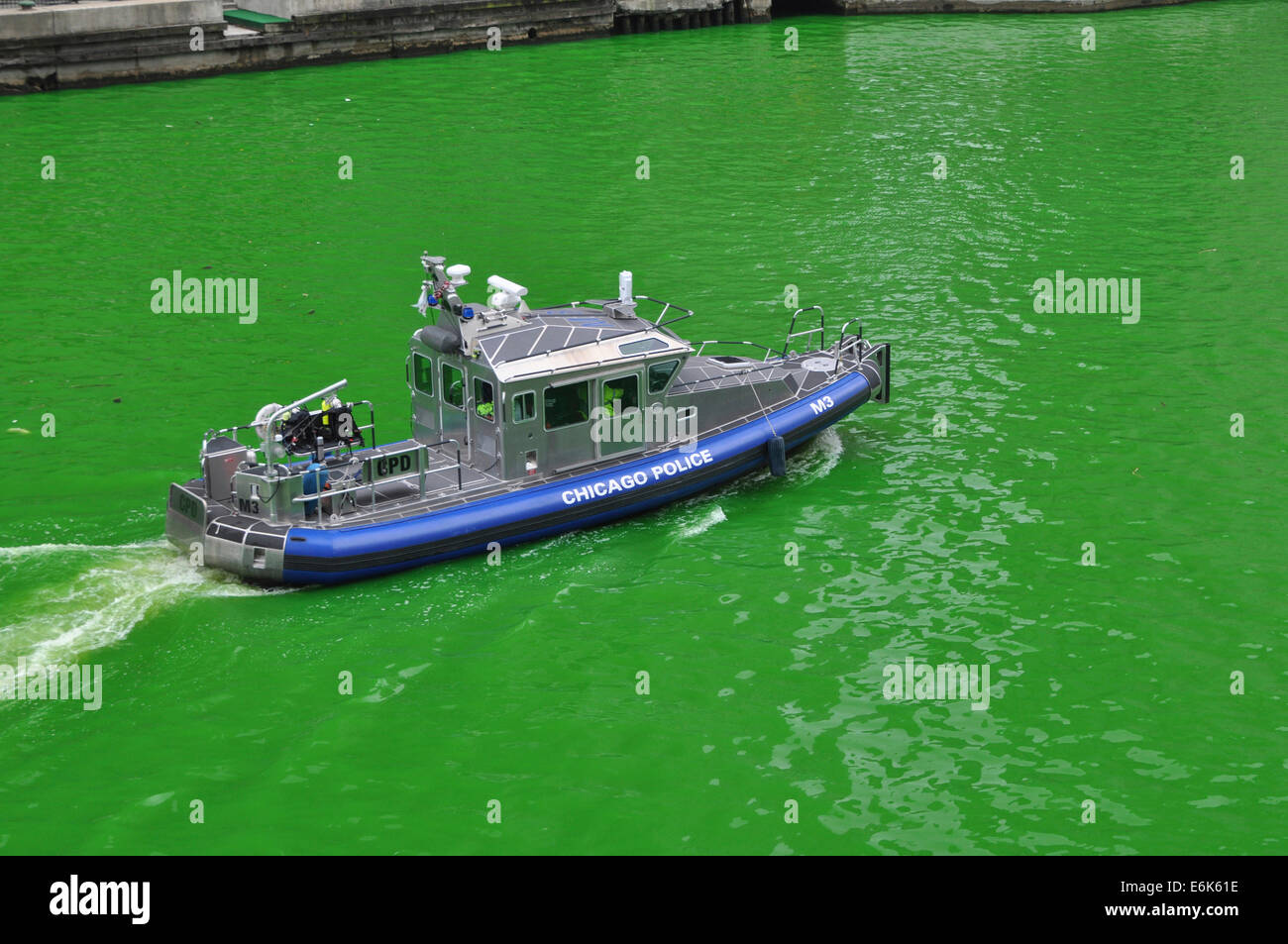 Bateau de police sur la rivière Chicago en vert à saint Patrick&# 39;s jour, Chicago, Illinois, United States Banque D'Images