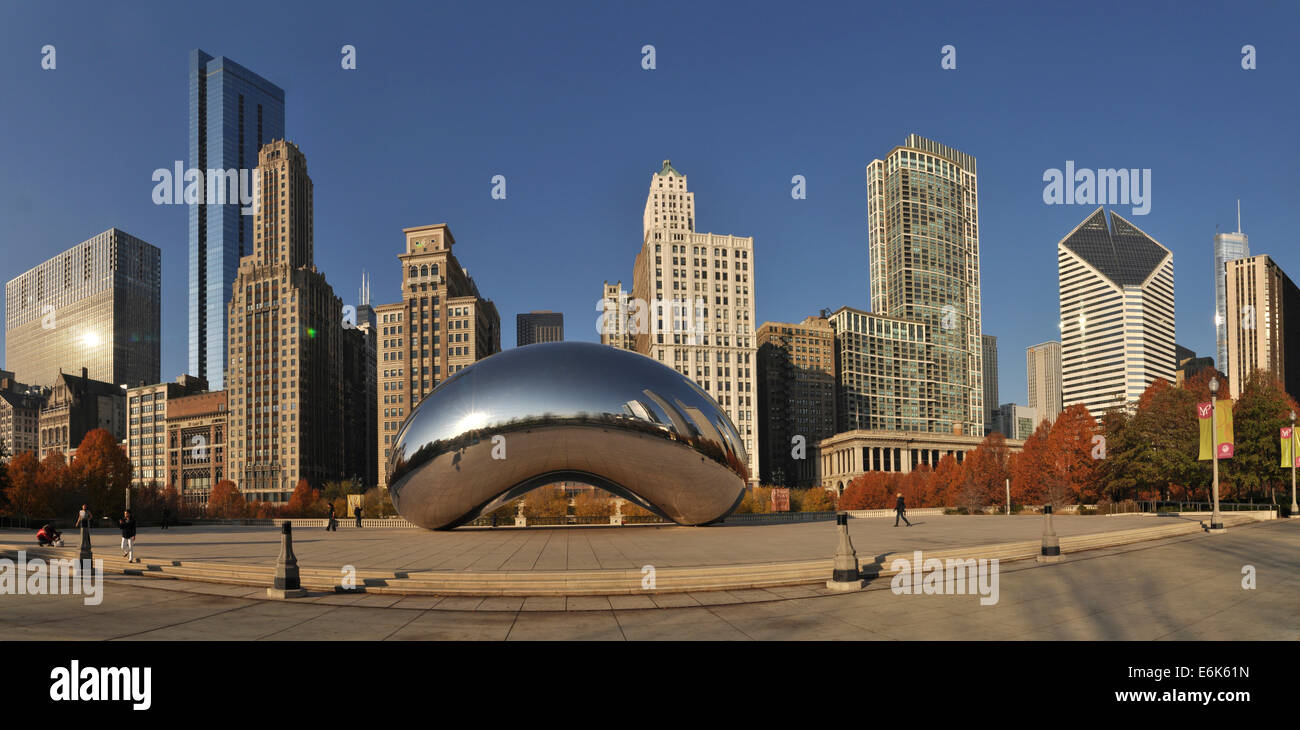 Cloud Gate ou le bean, et d'horizon de Chicago. Millenium Park, Chicago, Illinois, United States Banque D'Images