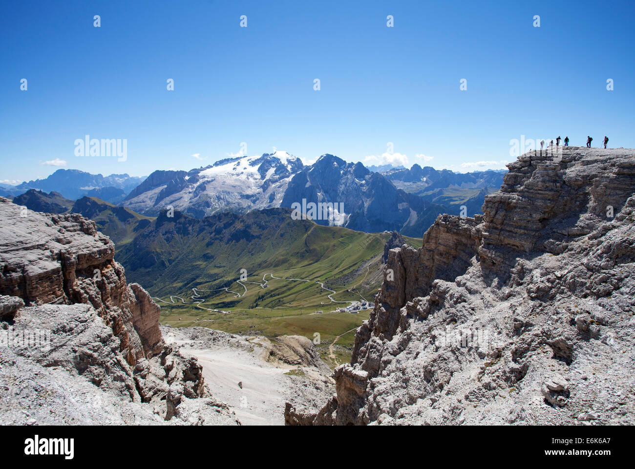 Vue vers le Glacier Marmolada, Sass Pordoi Mountain, sommet de Pordoi Pass, Groupe du Sella, Dolomites, province de Trentino Italie Banque D'Images