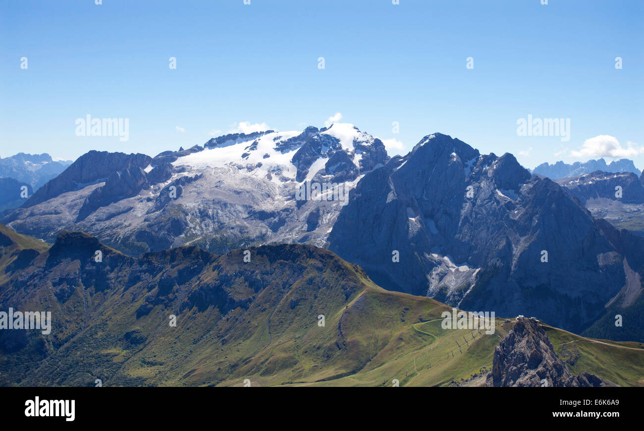 Vue vers le Glacier Marmolada, Sass Pordoi Mountain, sommet de Pordoi Pass, Groupe du Sella, Dolomites, province de Trentino Italie Banque D'Images