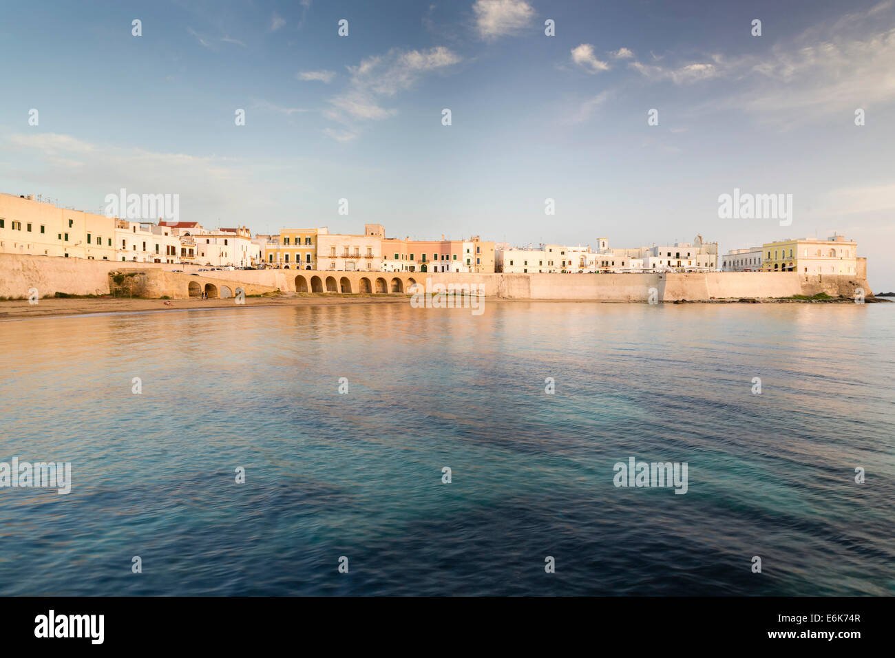 Plage de la ville et du centre historique dans la lumière du soir, Golfe de Tarente, Gallipoli, province de Lecce, Pouilles, Italie Banque D'Images