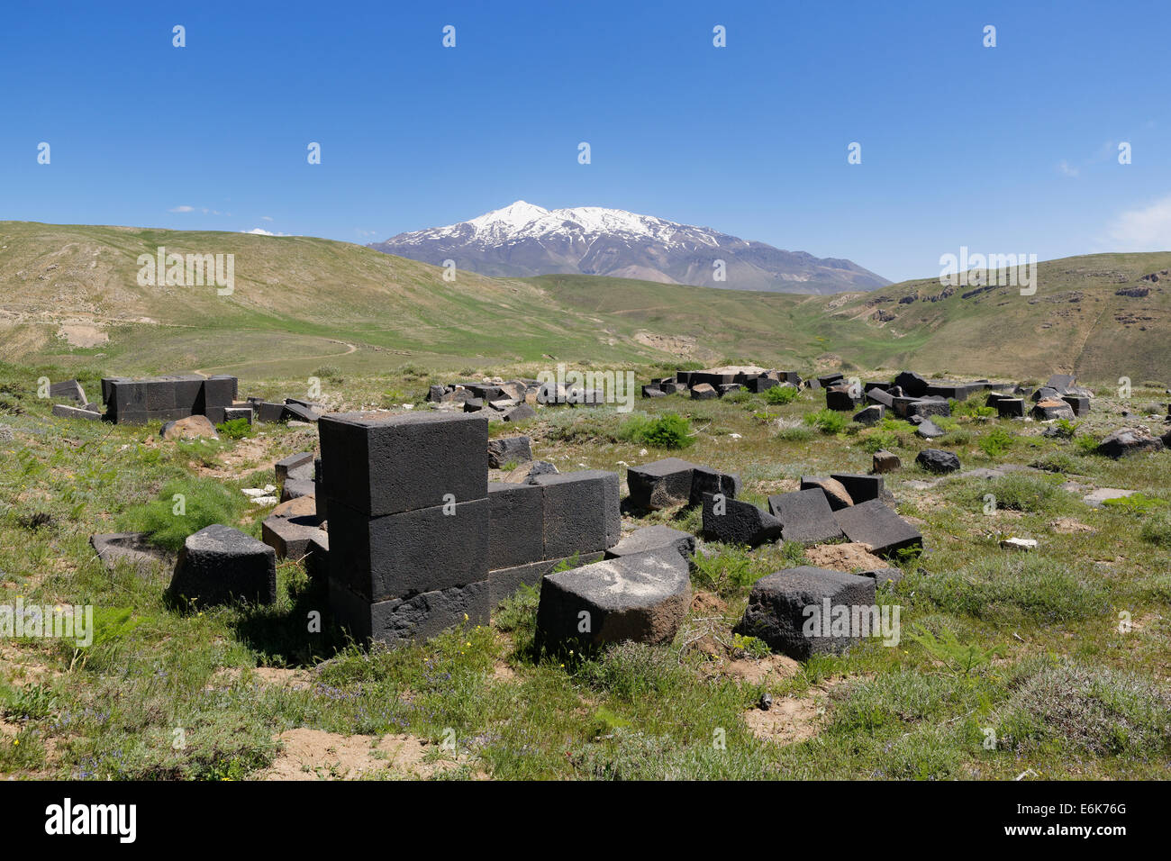 Ruines de la forteresse de palais Urartian Kef Kalesi ou Kefkalesi, volcan Mont Süphan Süphan Dagi ou à l'arrière, Adilcevaz Banque D'Images