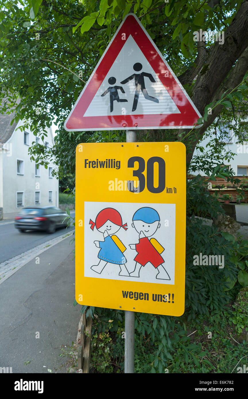 Le panneau de signalisation "attention enfants traversant', sur une route principale, Bavière, Allemagne, écran bavaroises Banque D'Images