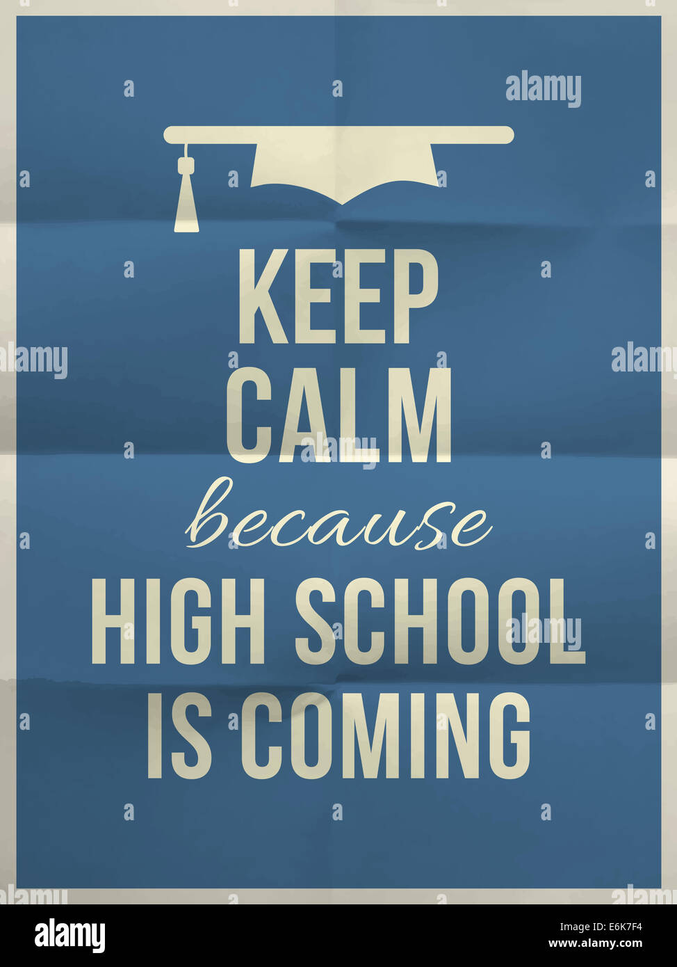 Restez calme high school est à venir sur devis typographique design dark blue texture papier plié avec graduation hat Banque D'Images
