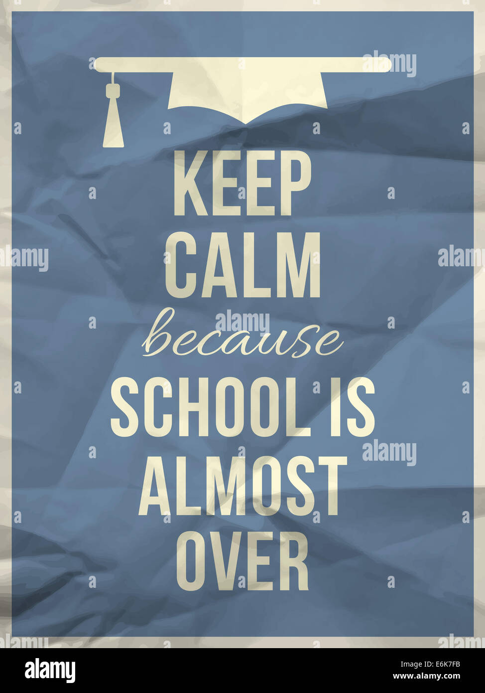 Restez calme becouse school est presque plus de la typographie design devis sur papier froissé bleu texture avec graduation hat icon Banque D'Images
