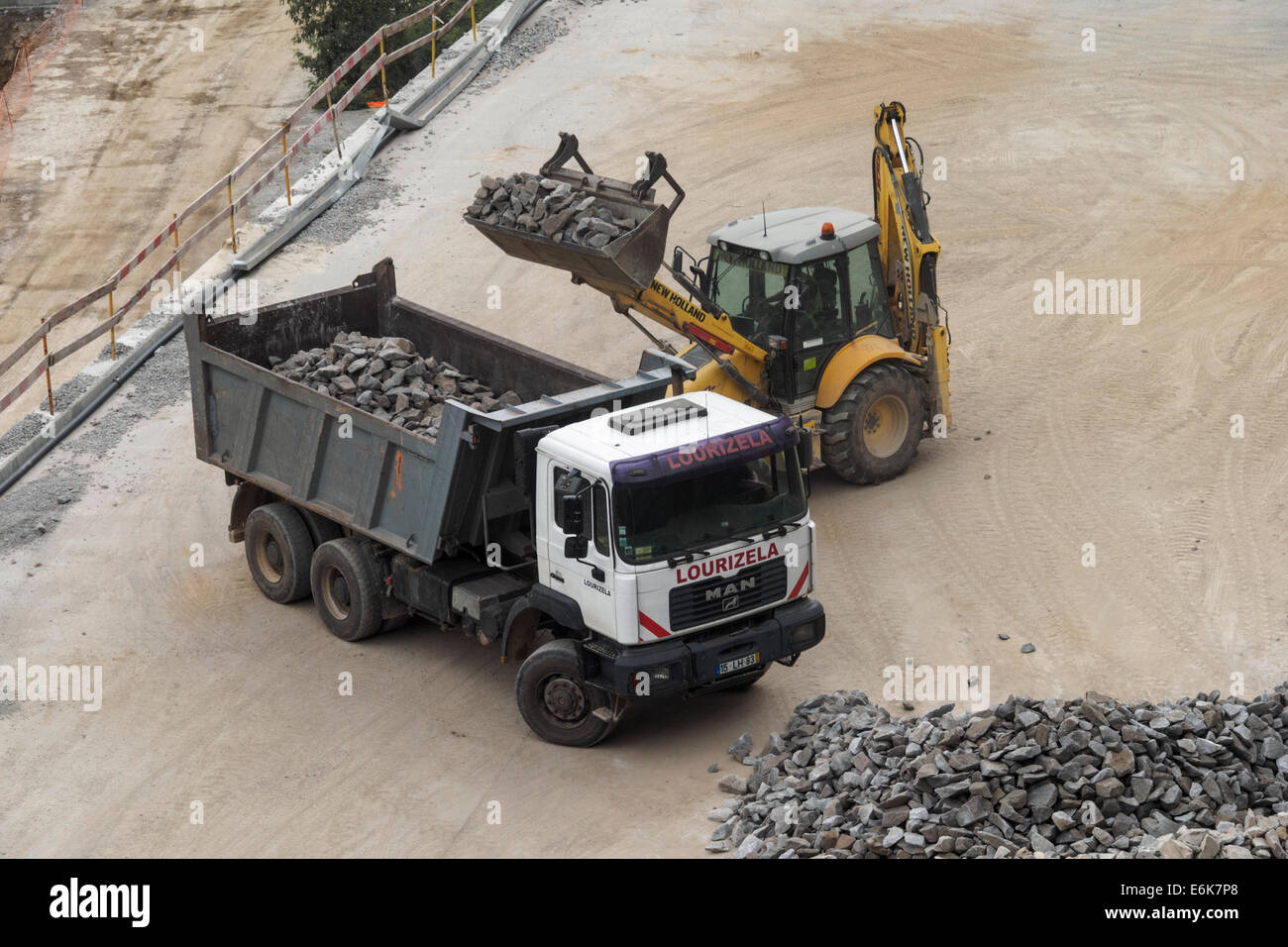 Vue aérienne de la pelle sur les roches de chargement de camion sur un chantier de construction Banque D'Images