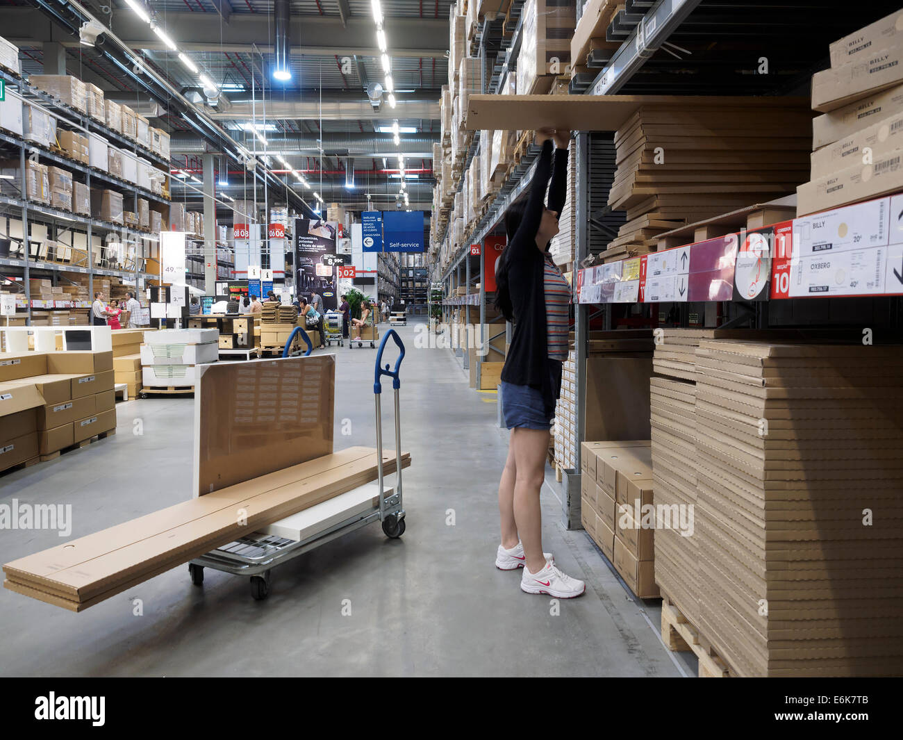 Ramasser des clients à la boutique de meubles Ikea entrepôt Banque D'Images