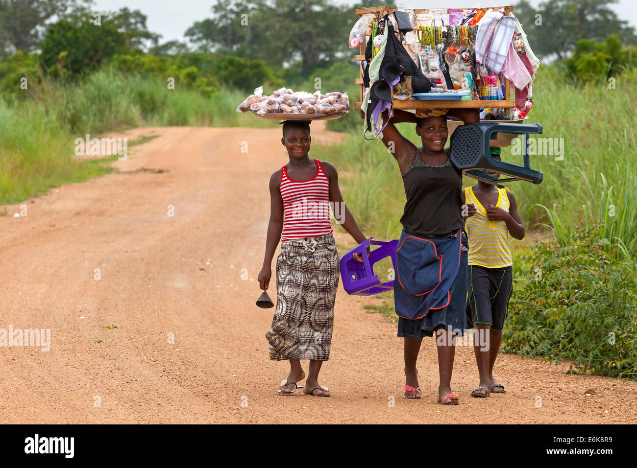 Ambulants transportant des marchandises sur leur tête, le Ghana rural, Afrique Banque D'Images