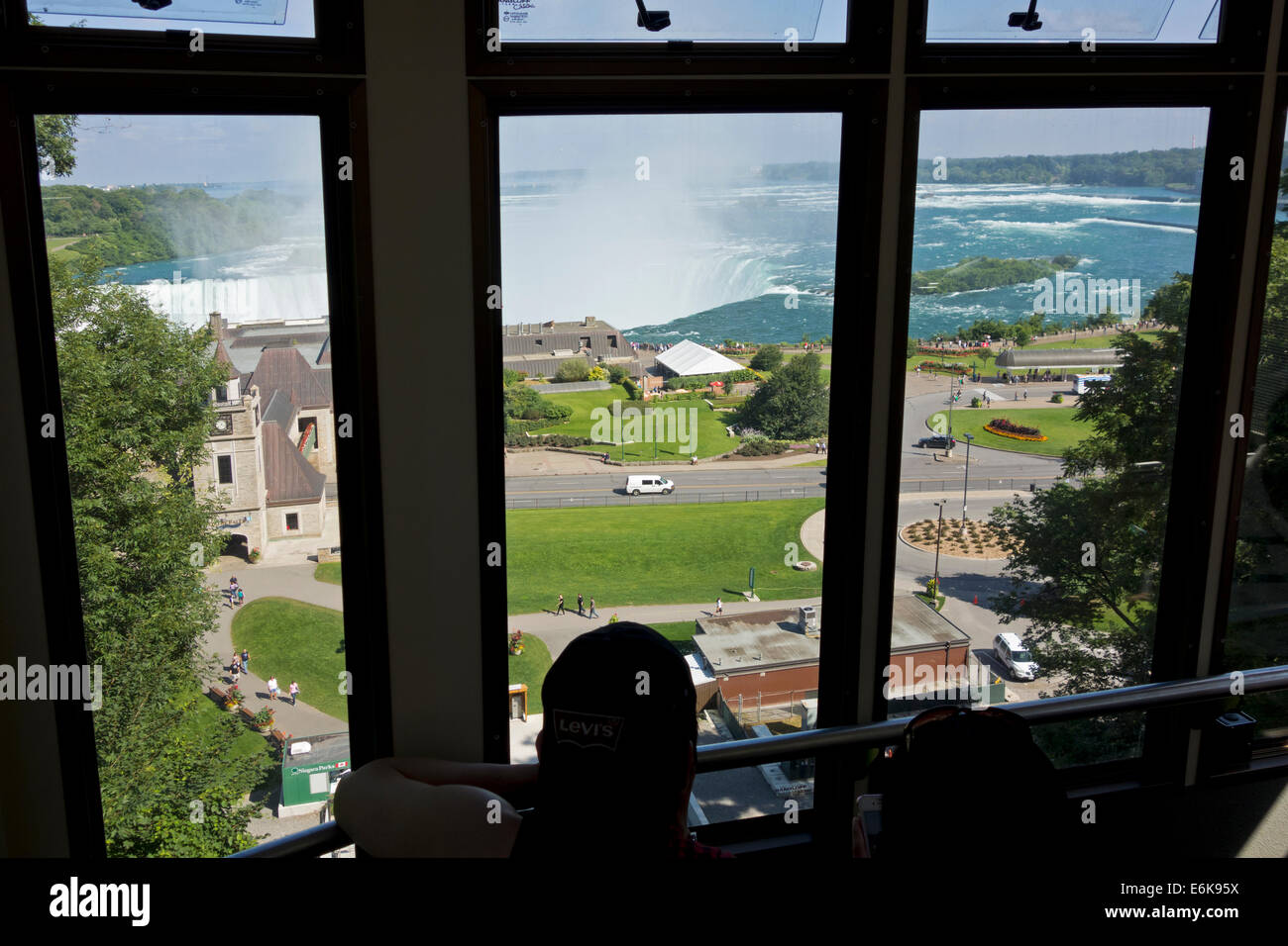 Voir les chutes du Niagara, au Canada, à partir de la fenêtre sur la voiture de tramway Funiculaire de prendre les touristes jusqu'à la tombe. Banque D'Images
