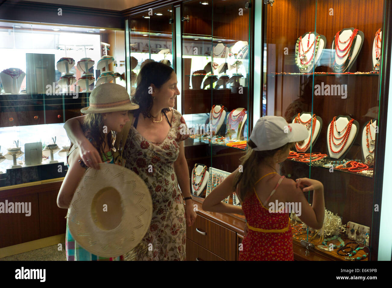 Colliers de corail et les bijoux en vente dans un magasin à Veli Losinj, Croatie Losinj Island Banque D'Images