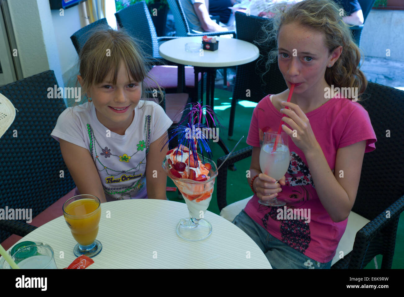 Les enfants mangeant une glace sundea dans un café dans la ville de Veli Losinj, Croatie, Losinj Island Banque D'Images