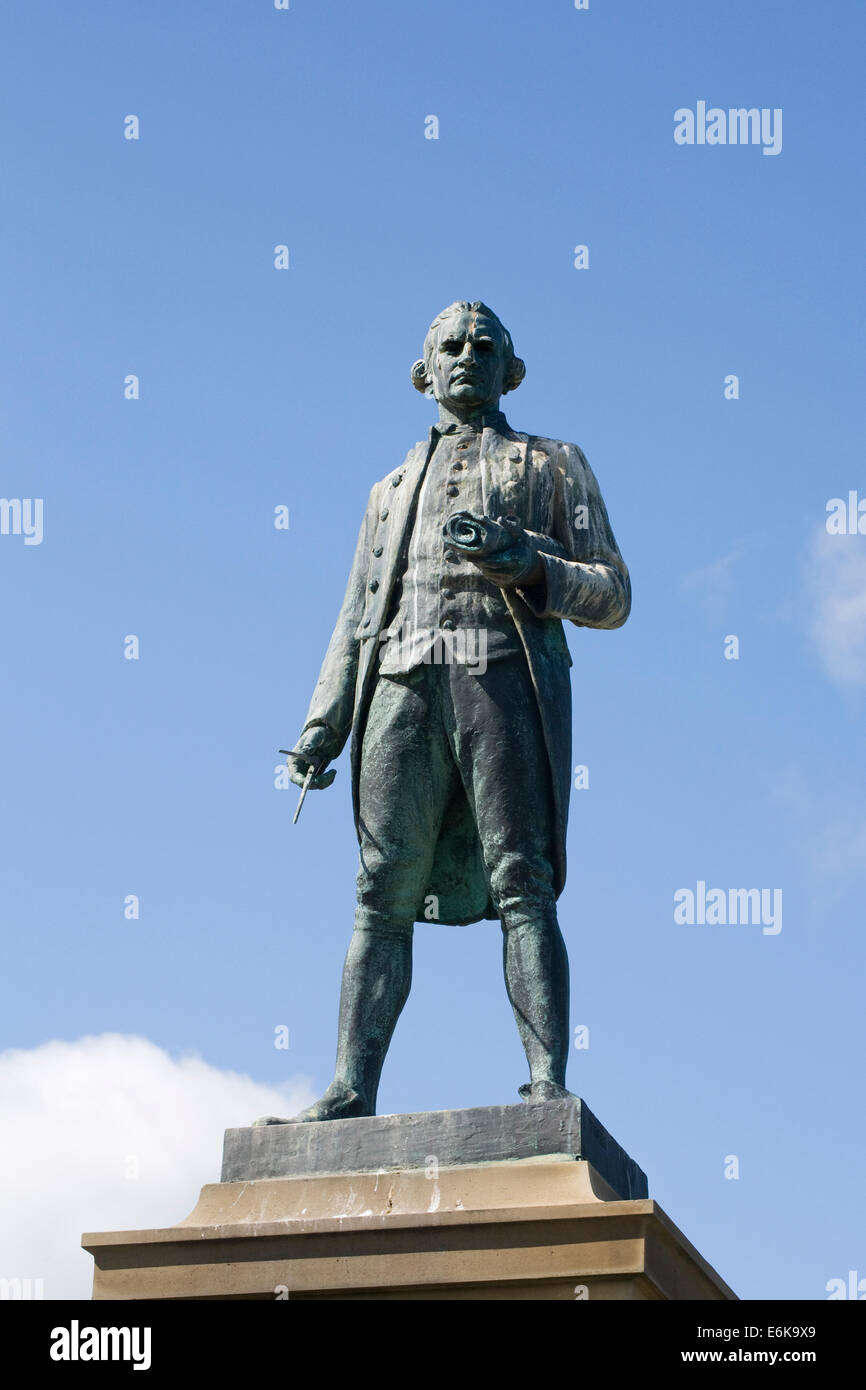 Captain Cook Monument, Whitby, au Royaume-Uni. Sculpture en bronze de Jean Tweed, présenté à la ville par Sir Gervase Becket en 1912. Banque D'Images