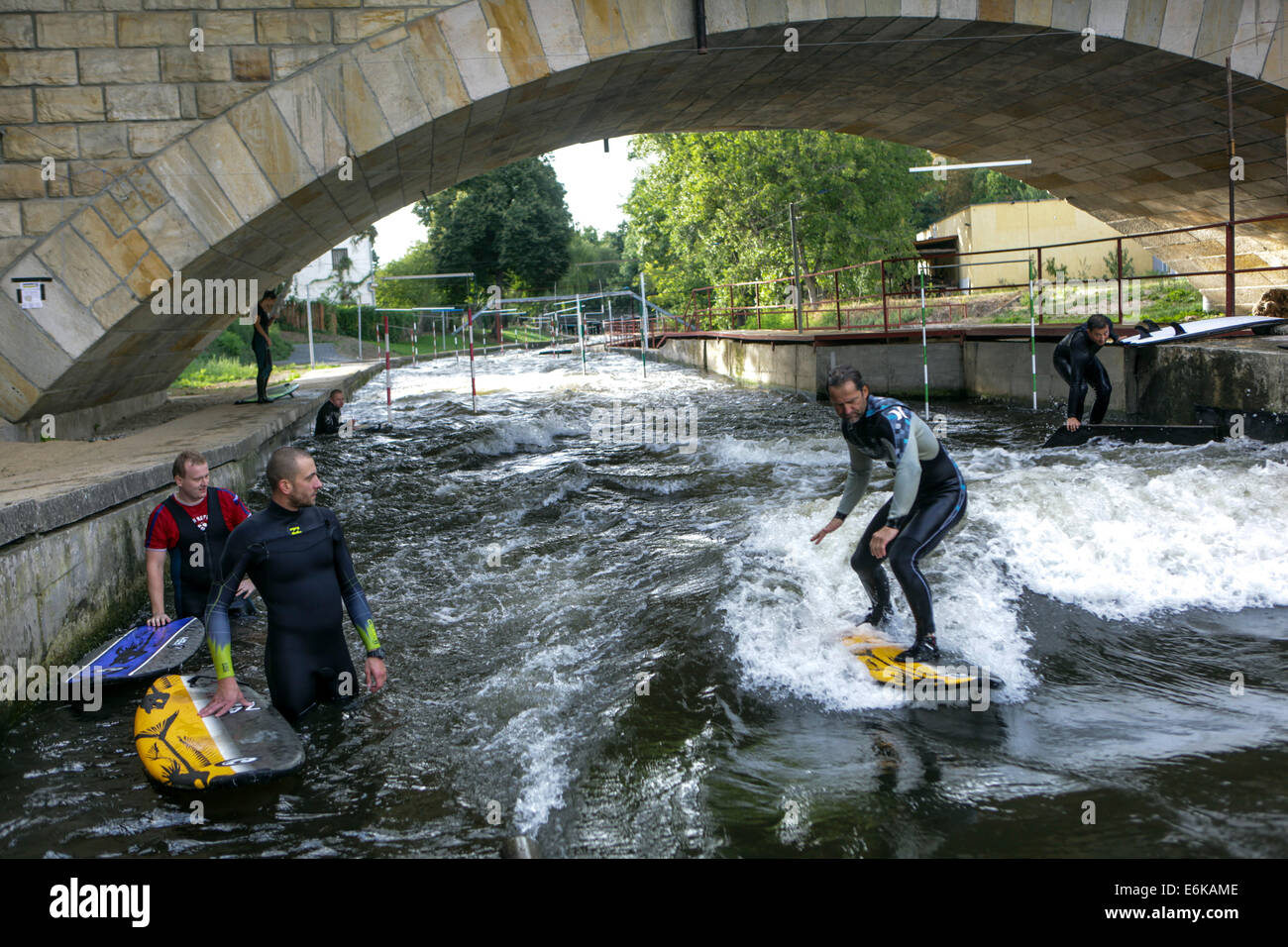 Les amateurs de la planche dans l'eau du canal de l'Elbe à Brandys nad Labem République Tchèque Banque D'Images