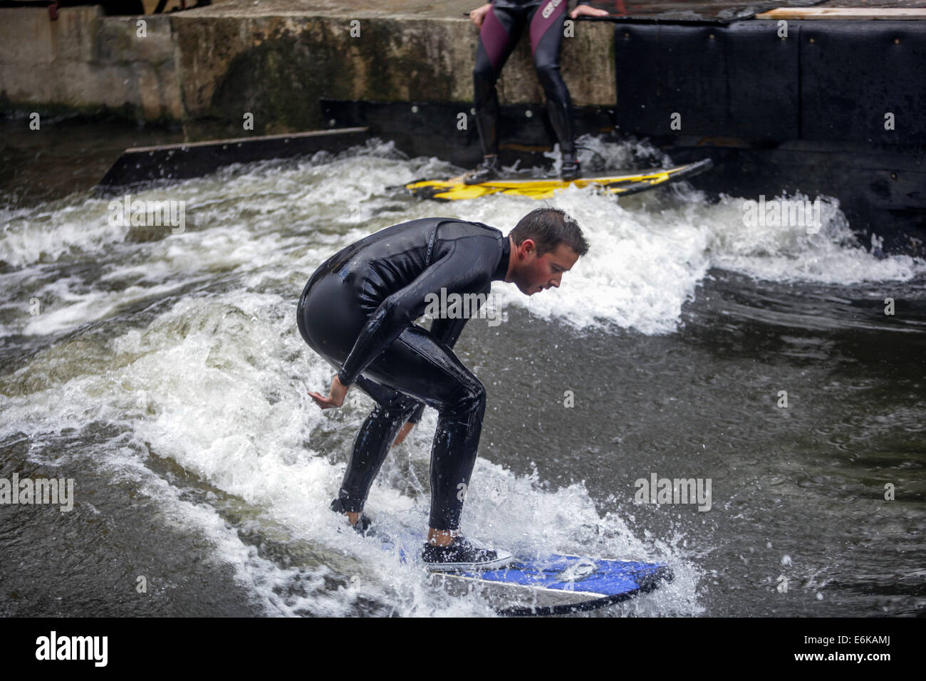 Les amateurs de la planche dans l'eau du canal de l'Elbe à Brandys nad Labem République Tchèque Banque D'Images