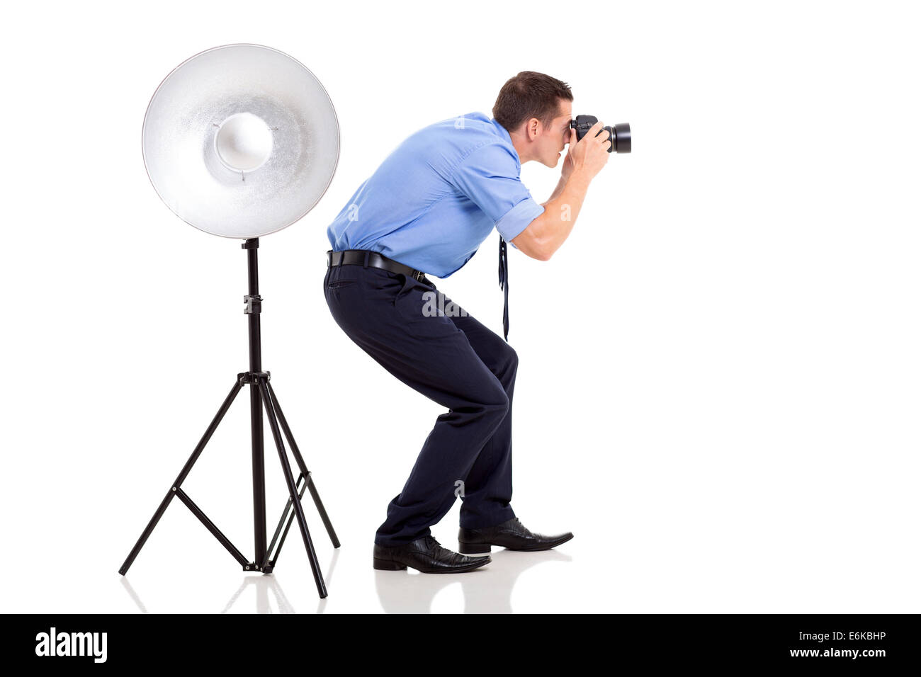 Jeune photographe réussi à prendre des photos en studio Banque D'Images Jeune photographe réussi à prendre des photos en studio Banque D'Images