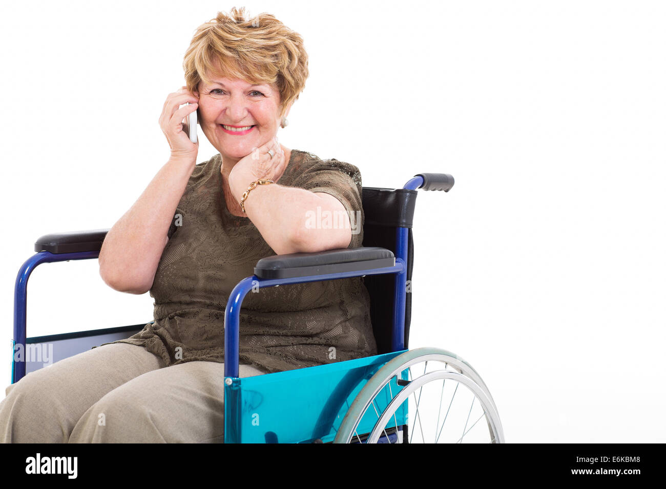 Cheerful mobilité senior Woman talking on cell phone on white background Banque D'Images