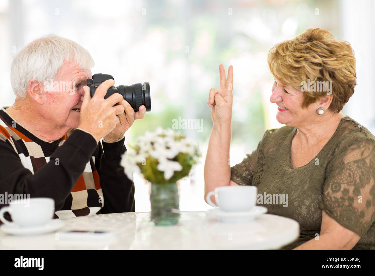 Homme âgé photographier sa femme avec un appareil photo numérique Banque D'Images