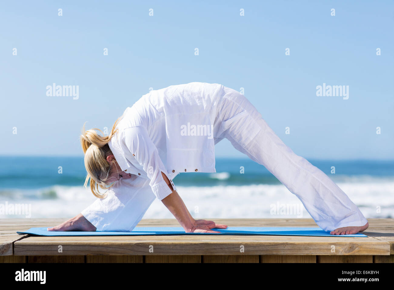 Femme d'âge moyen en bonne santé l'exercice en plein air Banque D'Images