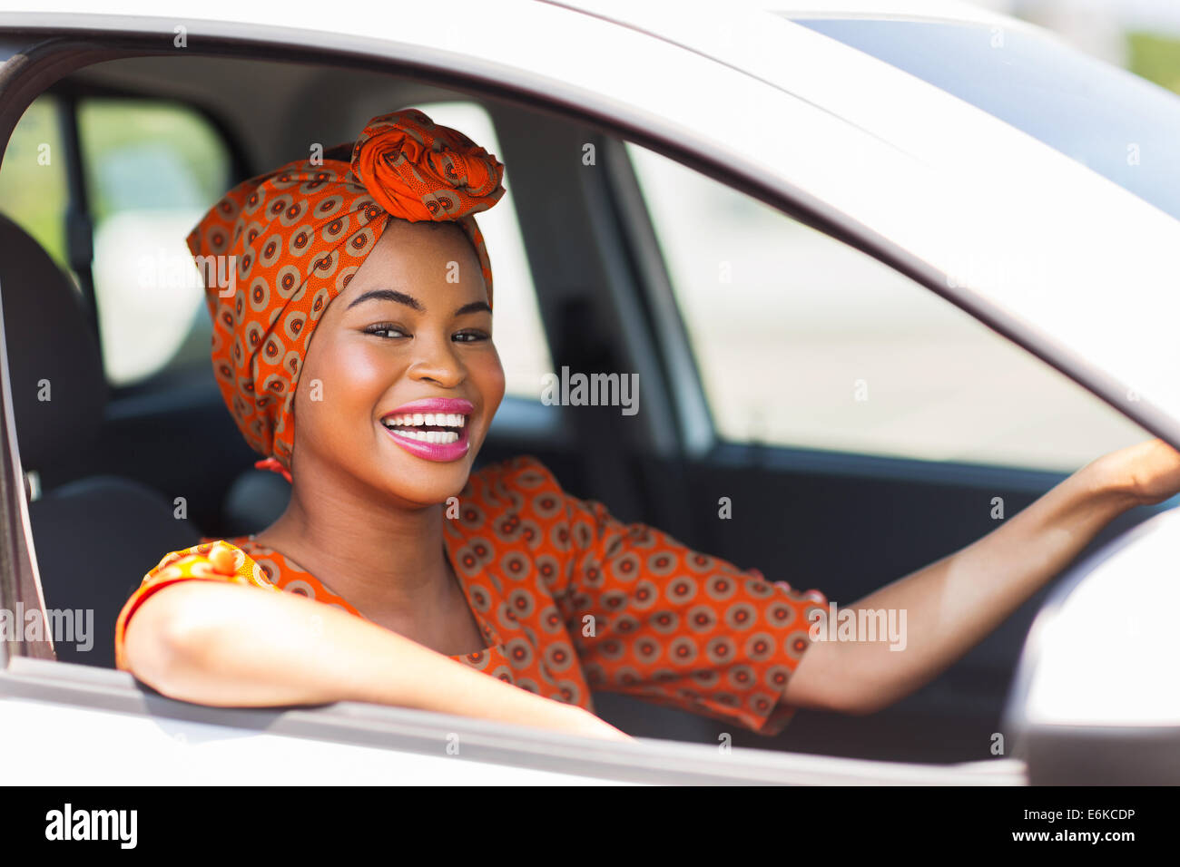 Jolie jeune femme africaine dans une voiture Banque D'Images