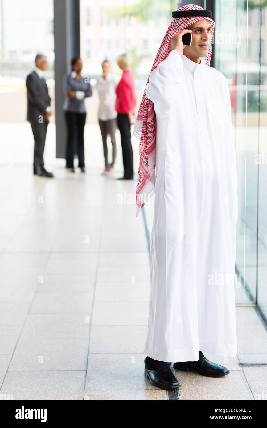 Homme d'affaires musulman en vêtements traditionnels talking on cell phone  Photo Stock - Alamy