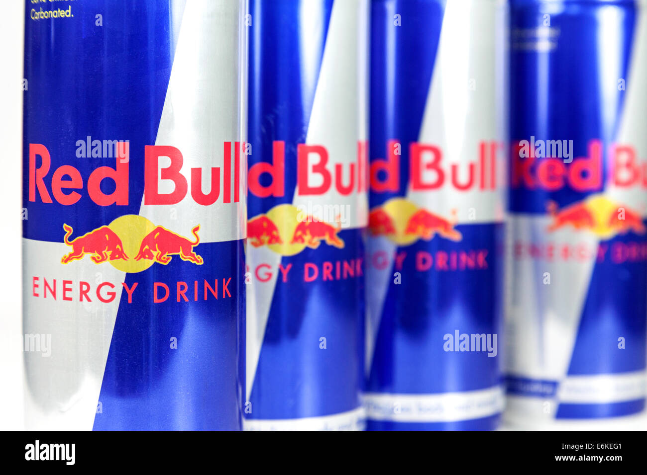 Les canettes Red Bull boisson énergisante - ; UK Banque D'Images