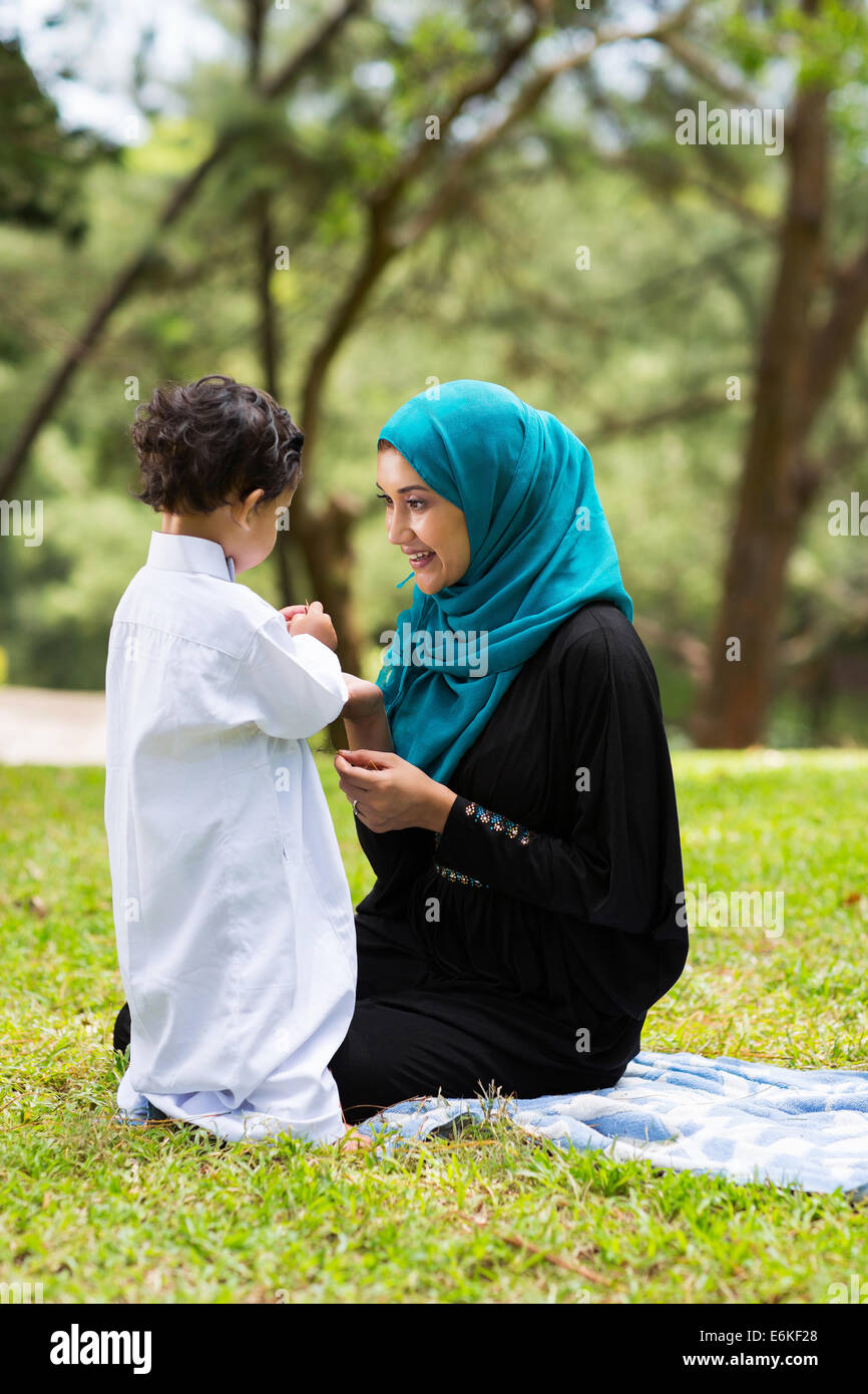 Jouant Avec Sa Mere Arabe Mignon Bebe Garcon Au Parc Photo Stock Alamy Jouant Avec Sa Mere Arabe Mignon Bebe Garcon Au Parc Photo Stock Alamy