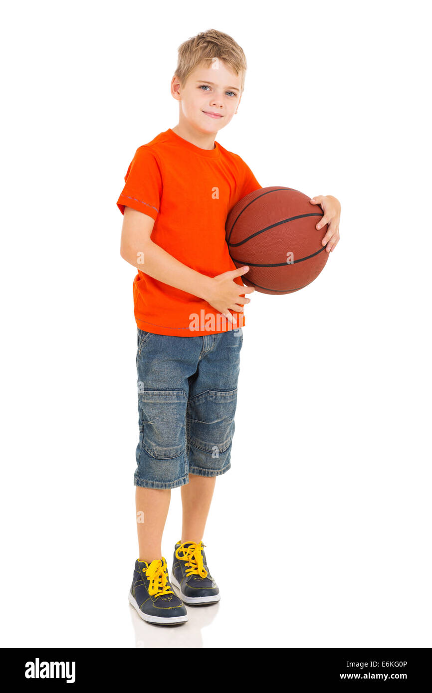 Boy holding basketball isolé sur fond blanc Banque D'Images