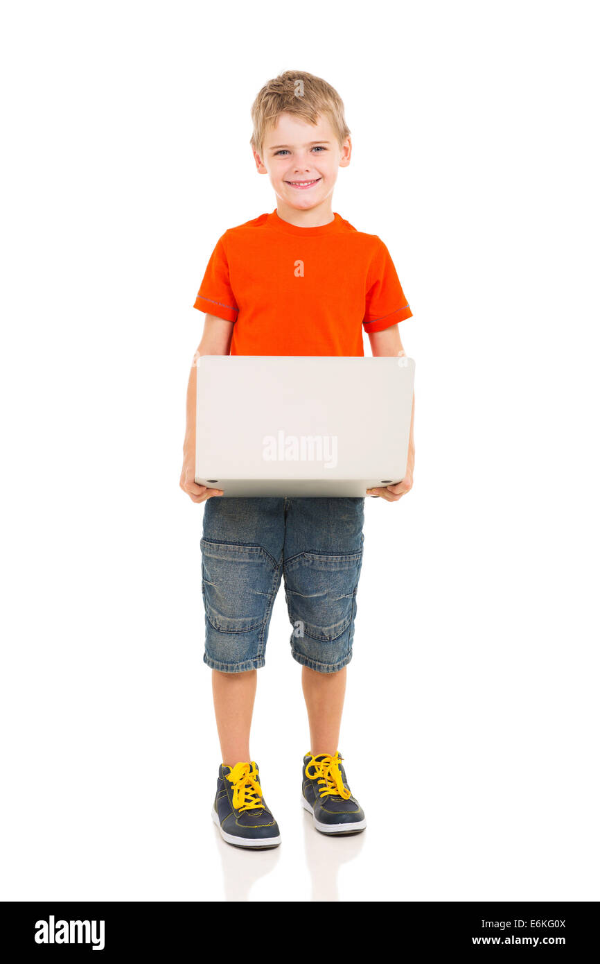 Happy kid holding laptop sur fond blanc Banque D'Images