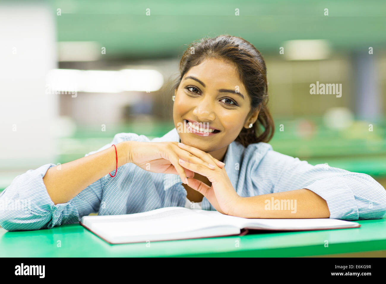 Mignon femelle college student in library Banque D'Images