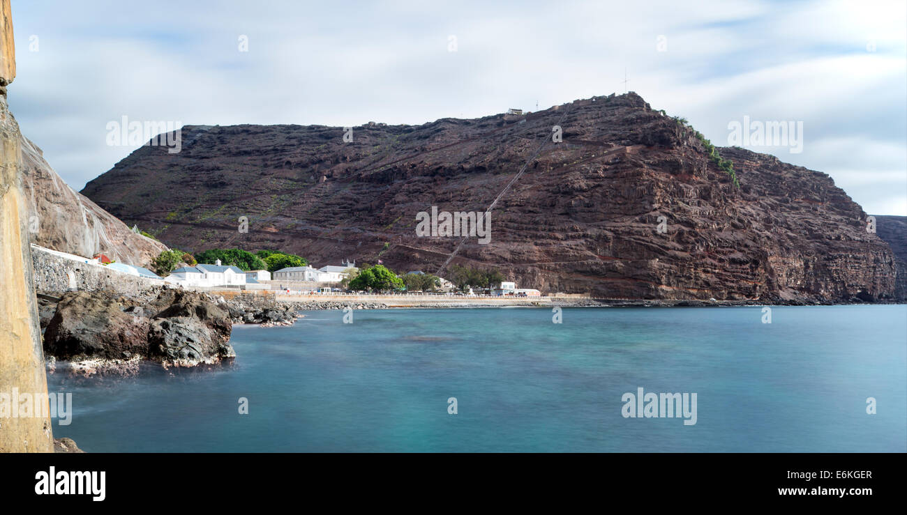 St Helena Bay Jamestown l'Atlantique Sud avec l'échelle de Jacob et les édifices gouvernementaux Banque D'Images