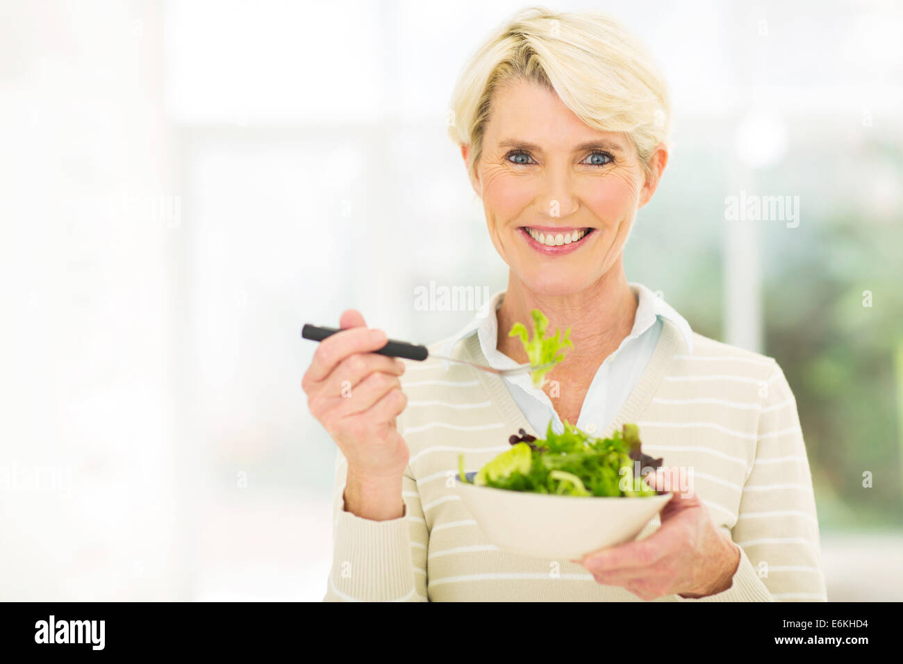 Belle salade senior femme l'alimentation végétarienne Banque D'Images