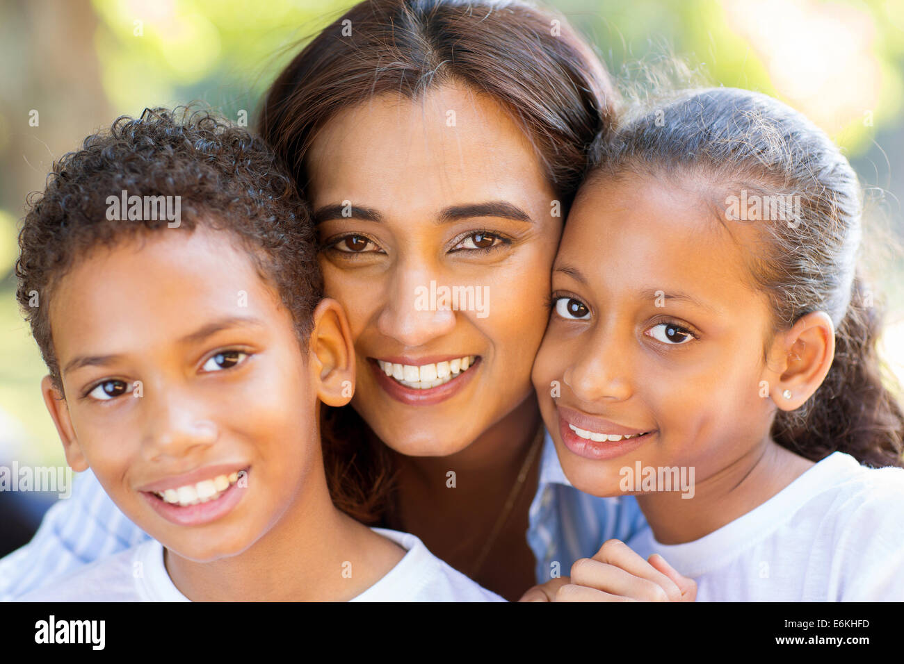 Heureux mère indienne et son adorable kids closeup portrait Banque D'Images