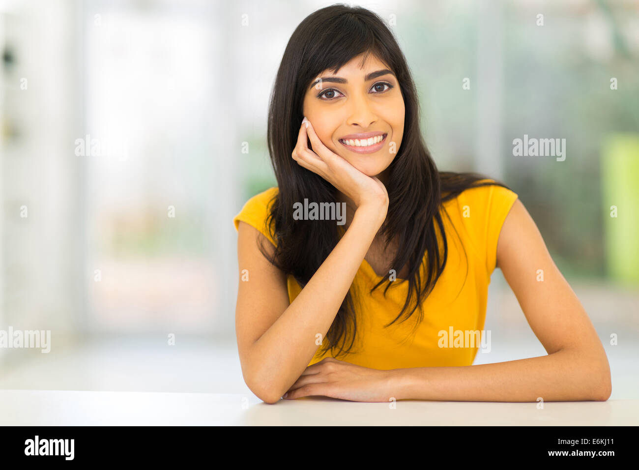 Beautiful Indian woman sitting at home Banque D'Images