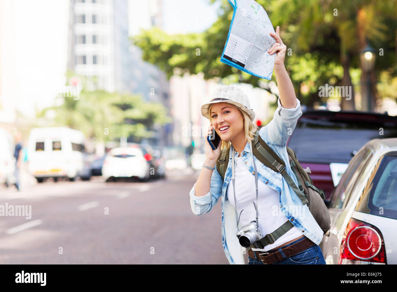 Woman hailing taxi dans la ville Banque D'Images