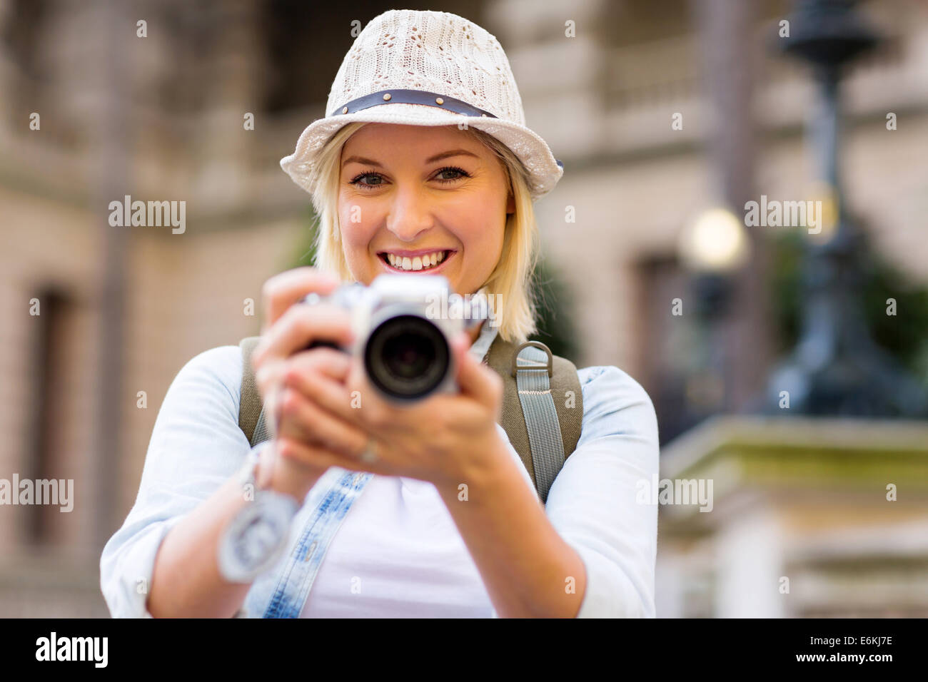Femme attrayante en tourisme photo avec appareil photo numérique Banque D'Images