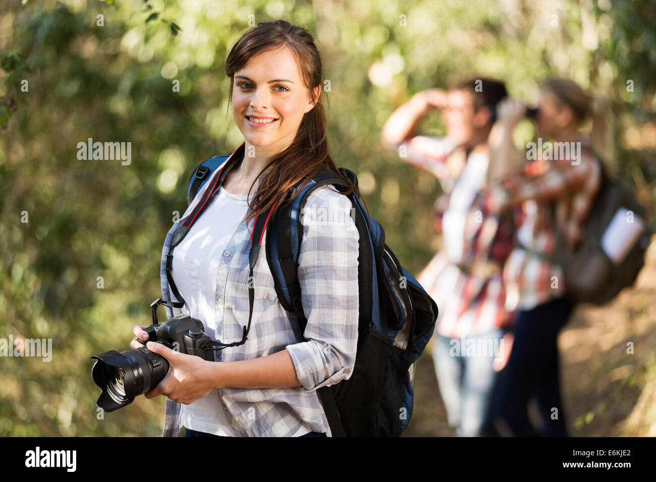 Belle jeune femme de montagne d'escalade avec des amis Banque D'Images