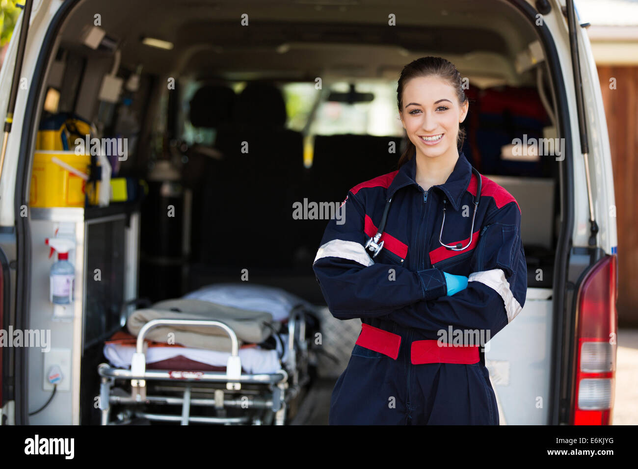 Happy female paramedic standing in front of ambulance Banque D'Images