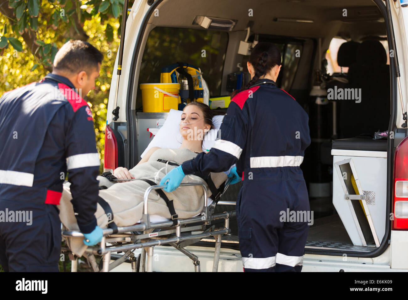 Les ambulanciers transporter un patient à l'hôpital avec ambulance Banque D'Images