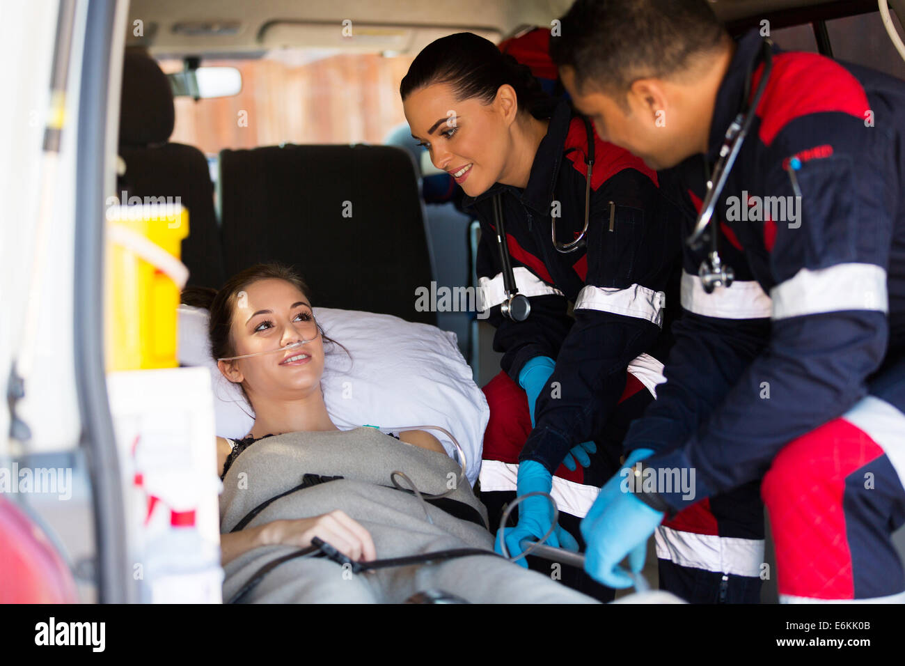 L'équipe paramédicale sympathique talking to patient in ambulance Banque D'Images