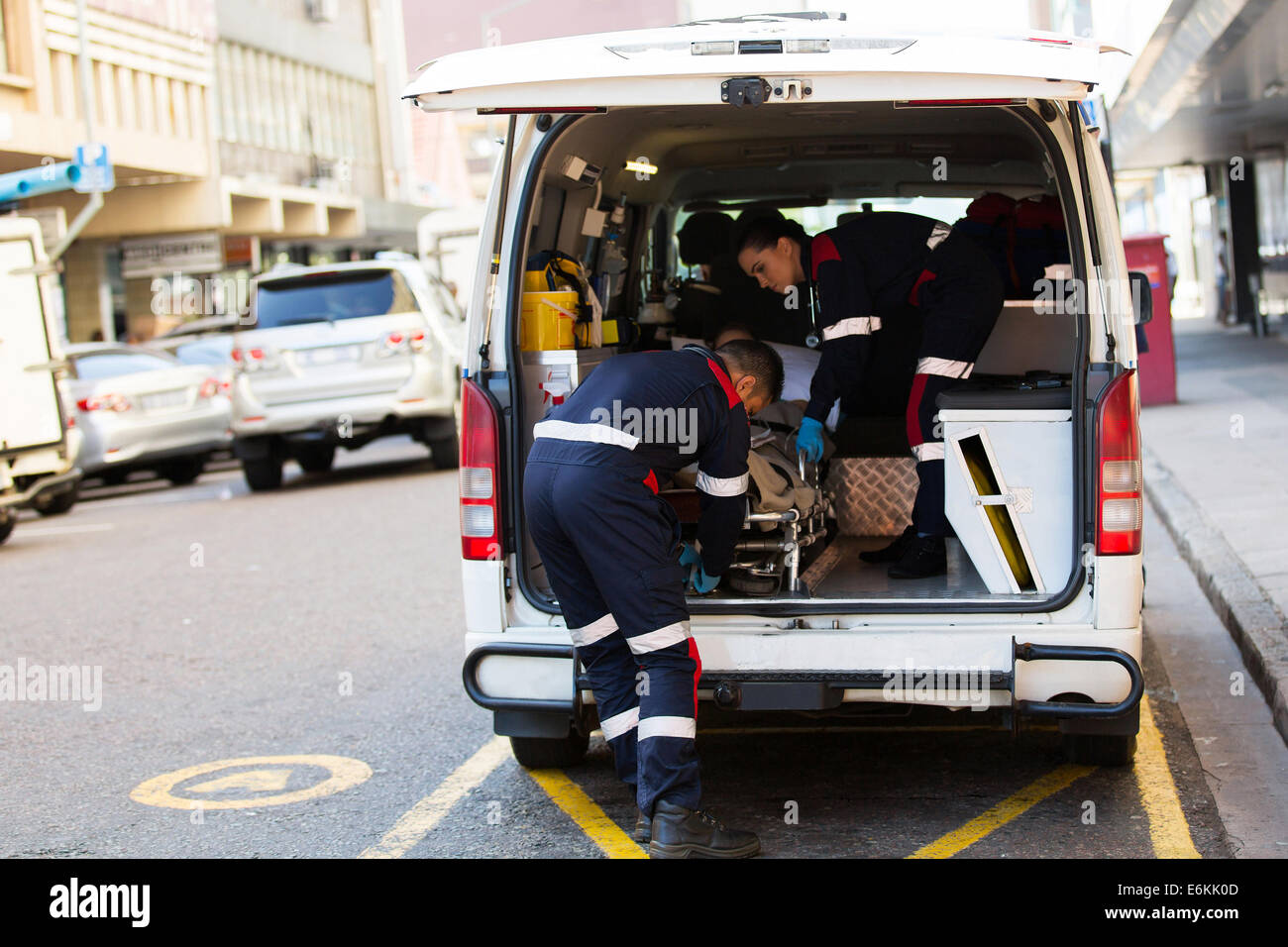 Le délestage des paramédics patient dans une ambulance Banque D'Images