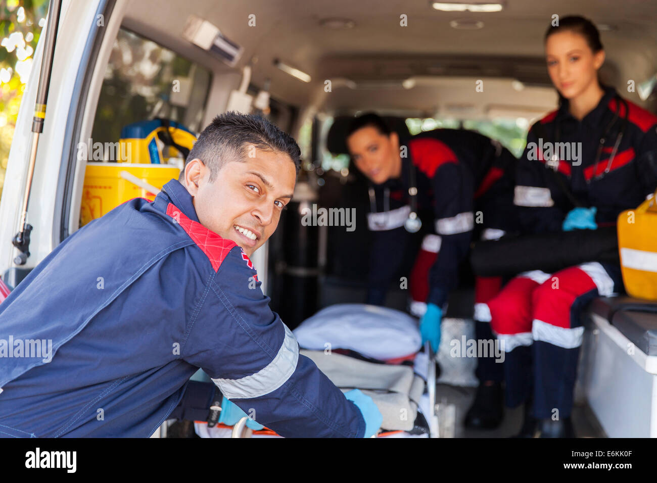 L'équipe de paramédics en tirant sur une ambulance civière Banque D'Images