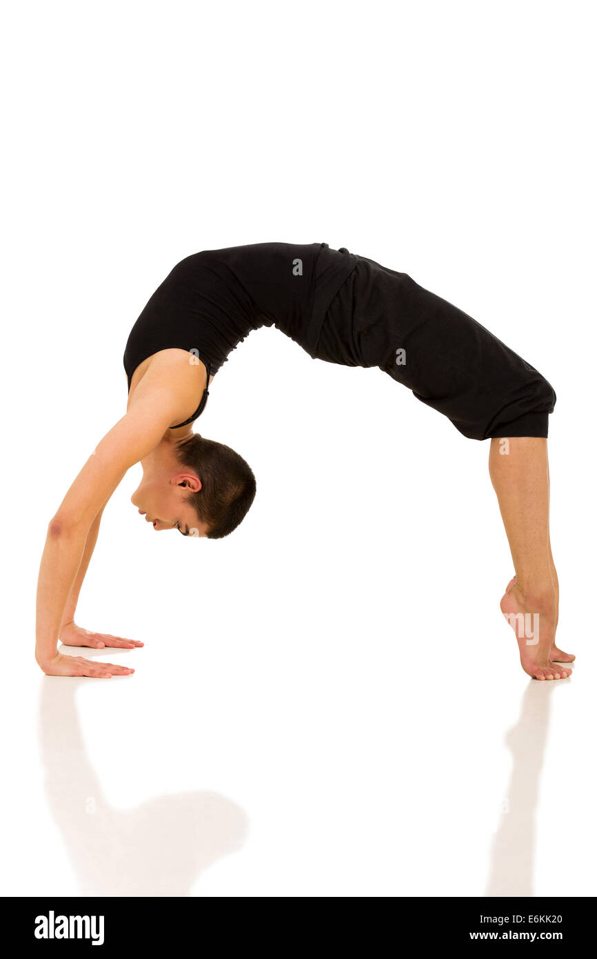 Woman doing yoga souple bridge posent sur fond blanc Banque D'Images