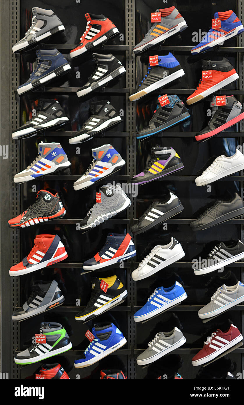 Les couleurs de l'image d'adidas chaussures d'athlétisme à Foot Locker  magasin d'articles de sport, sur Broadway, à Greenwich Village, New York  City Photo Stock - Alamy
