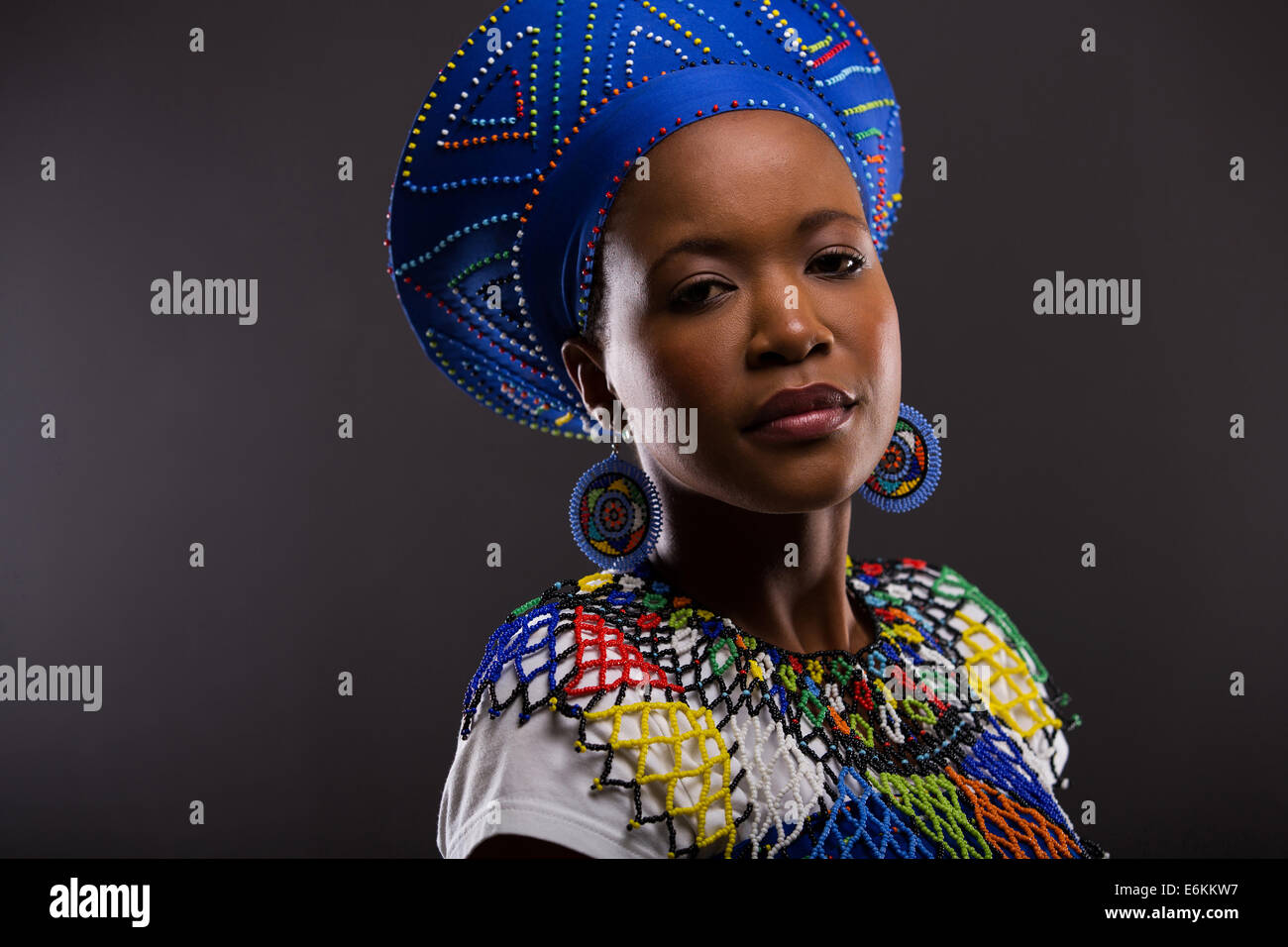 La mode africaine belle femme regardant la caméra isolé sur fond noir Banque D'Images