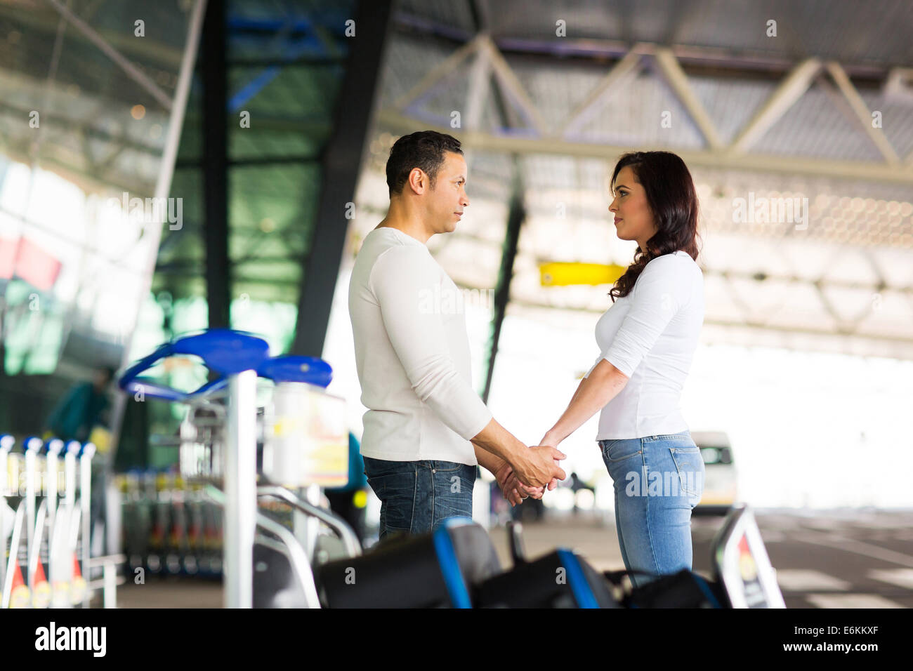 Couple aimant dire au revoir à l'aéroport Banque D'Images