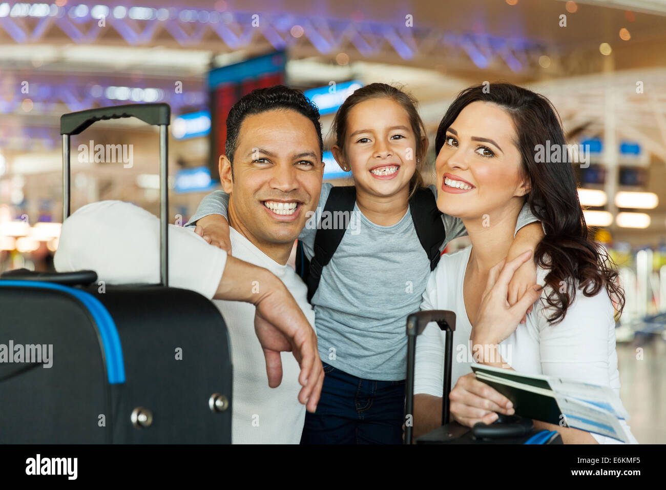 Portrait of cute couple avec leur fille à l'aéroport Banque D'Images