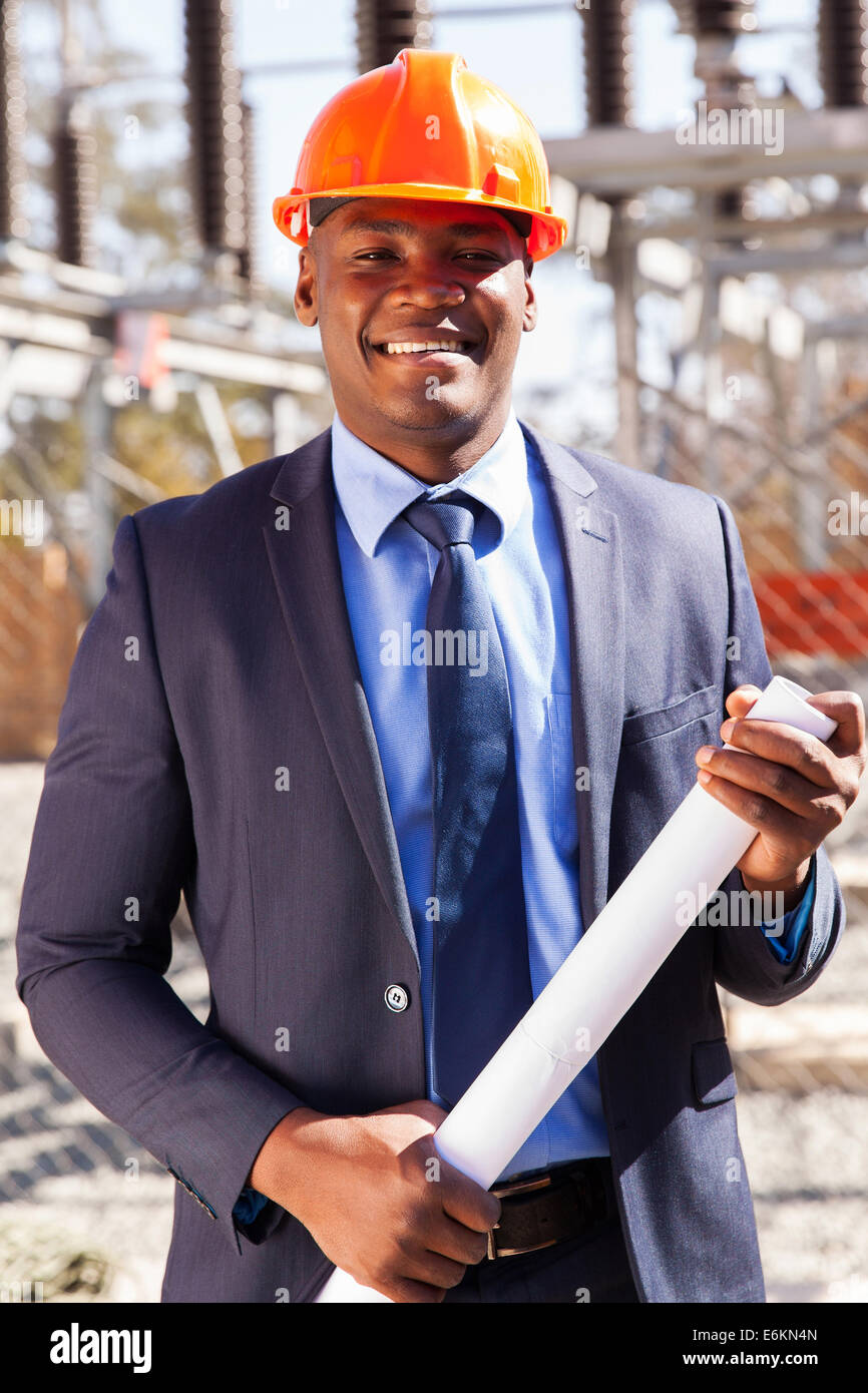 Handsome African power company manager dans le poste électrique permanent Banque D'Images