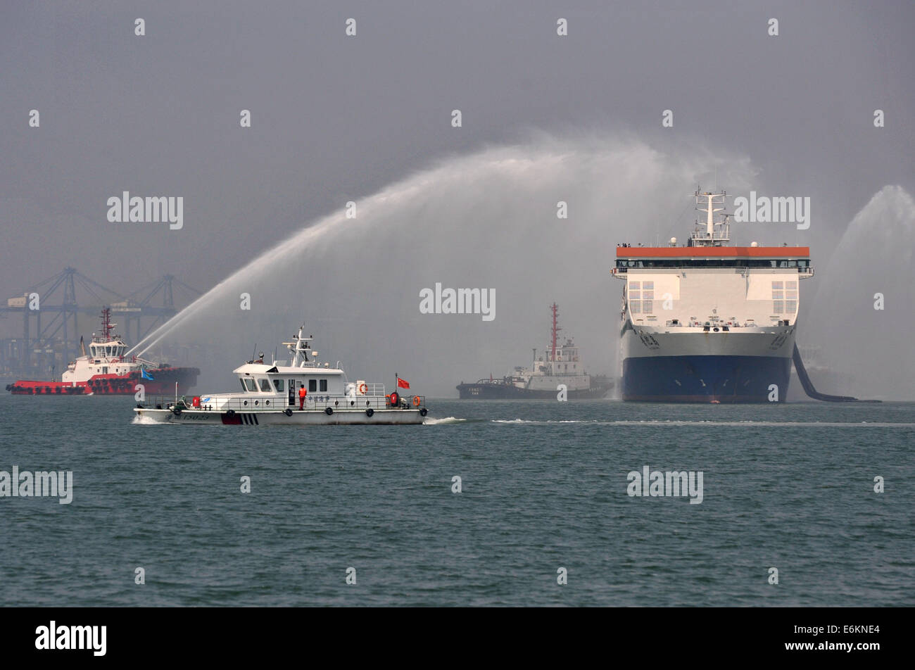 Tianjin, Chine. 26 août, 2014. Un exercice de sauvetage maritime est tenu sur l'eau de mer au large de Tianjin, Chine du nord, le 26 août 2014. Quelque 200 personnes et 16 bateaux ont participé à l'exercice ici mardi. Credit : Zhang Chenlin/Xinhua/Alamy Live News Banque D'Images